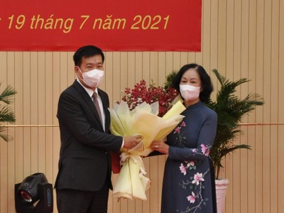 Bà Trương Thị Mai trao quyết định của Bộ Kl991.com tải ứng dụng cho tân Bí thư Tỉnh ủy Nguyễn Mạnh Cường (Ảnh: Báo Bình Phước).