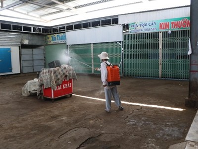 Nhân viên y tế đang phun khử khuẩn tại chợ nông sản Phan Rang.