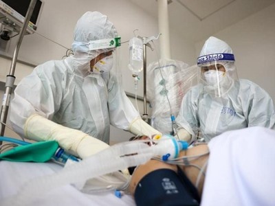 Các bác sĩ đang nỗ lực cấp cứu cho một bệnh nhân nguy kịch (Ảnh Bộ Y tế).