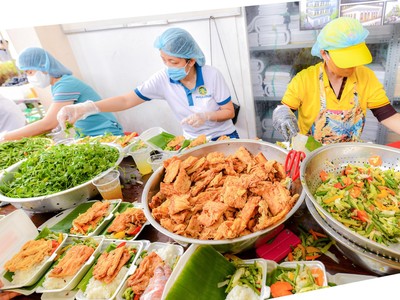 Hơn 20.000 suất ăn mỗi ngày được cung cấp cho các bệnh viện, khu cách ly.