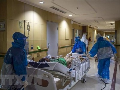 Nhân viên y tế chuyển bệnh nhân COVID-19 tại bệnh viện ở Surabaya, Đông Java, Indonesia. (Ảnh: AFP/TTXVN).
