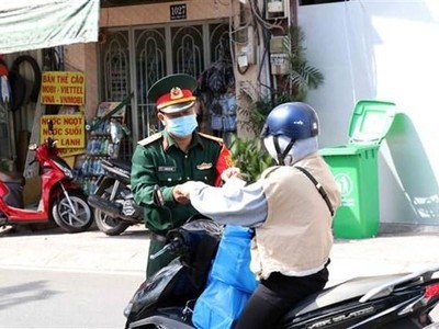 Cán bộ, chiến sỹ Bộ Tư lệnh Thành phố Hồ Chí Minh tham gia công tác kiểm soát thực hiện Chỉ thị 16 trên địa bàn Thành phố. (Ảnh: Xuân Khu/TTXVN).