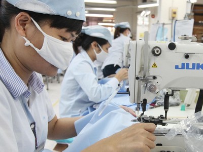 6 tháng đầu năm, dù doanh thu sụt giảm 20,4%, Kl99 nổ hũ của May 10 vẫn tăng trưởng nhẹ nhờ tiết giảm hàng loạt chi phí. Ảnh: Dũng Minh.