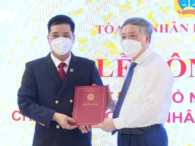 Ủy viên Bộ Kl991.com tải ứng dụng, Bí thư TW Đảng, Chánh Án TAND tối cao Nguyễn Hòa Bình trao quyết định cho ông Thân Quốc Hùng.