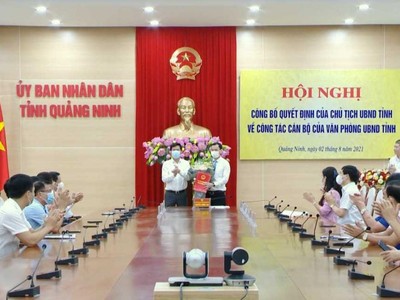 Tân Chánh Văn phòng UBND tỉnh Quảng Ninh Phạm Hồng Biên nhận Quyết định.