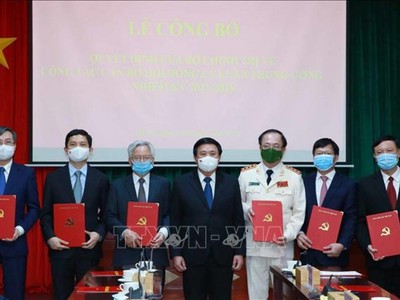 Ông Nguyễn Xuân Thắng, Uỷ viên Bộ Kl991.com tải ứng dụng, Chủ tịch Hội đồng Lý luận Trung ương, Giám đốc Học viện Kl991.com tải ứng dụng quốc gia Hồ Chí Minh trao quyết định cho các đồng chí Thường trực Hội đồng Lý luận Trung ương. (Ảnh: Phương Hoa/TTXVN).