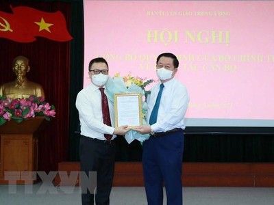 Bí thư Trung ương Đảng, Trưởng Ban Tuyên giáo Trung ương Nguyễn Trọng Nghĩa trao quyết định Phó Trưởng Ban Tuyên giáo Trung ương cho đồng chí Lê Quốc Minh. (Ảnh: Phương Hoa/TTXVN).