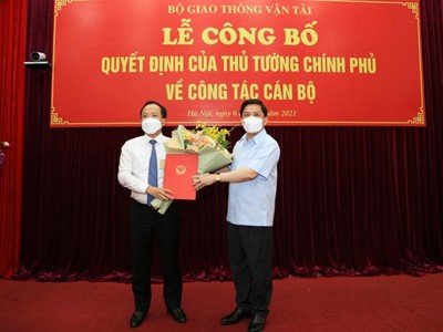 Thừa ủy quyền của Thủ tướng Kl993 ưu đãi thưởng hấp dẫn, Bộ trưởng Bộ GTVT Nguyễn Văn Thể trao quyết định của Thủ tướng Kl993 ưu đãi thưởng hấp dẫn về việc bổ nhiệm ông Nguyễn Duy Lâm làm Thứ trưởng Bộ GTVT.