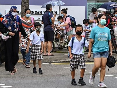 Người dân đeo khẩu trang phòng dịch COVID-19 tại Singapore. (Ảnh: AFP/TTXVN).