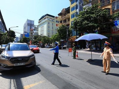 Lực lượng tuần tra kiểm soát nghiêm ngặt các phương tiện ra vào tại chốt kiểm dịch. (Ảnh: TTXVN).