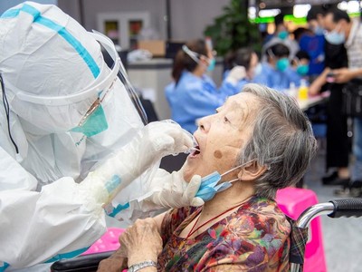 Nhân viên y tế lấy mẫu xét nghiệm COVID-19 cho người dân tại Vũ Hán, Trung Quốc, ngày 3/8/2021. (Ảnh: THX/TTXVN).