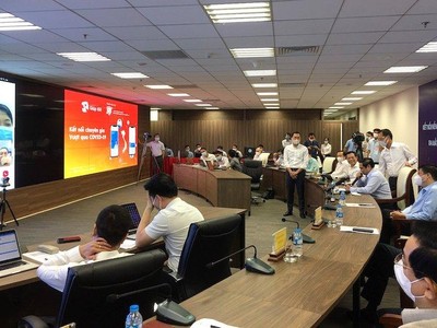 Đại diện dự án "Giúp tôi!" giới thiệu về nền tảng với Thủ tướng Phạm Minh Chính tại lễ công bố kết nối Nền tảng hỗ trợ tư vấn khám, chữa bệnh từ xa (Telehealth) và ra mắt Trung tâm công nghệ phòng, chống dịch Covid-19 Quốc gia ngày 9/8.