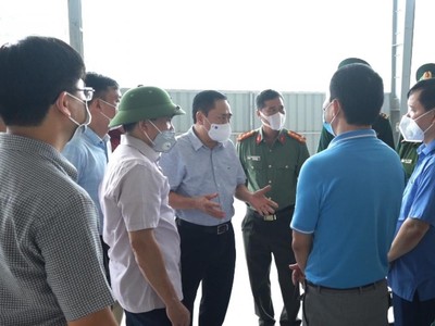 Chủ tịch UBND tỉnh Lạng Sơn Hồ Tiến Thiệu kiểm tra công tác phòng chống dịch tại khu vực cửa khẩu Tân Thanh, huyện Văn Lãng.