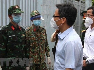 Phó Thủ tướng Vũ Đức Đam thăm hỏi chiến sỹ quân đội làm nhiệm vụ hỗ trợ người dân tại khu vực cách ly phong tỏa Phường Tân Chánh Hiệp, quận 12. (Ảnh: Xuân Tình/TTXVN).