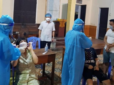 Lực lượng chức năng lấy mẫu xét nghiệm Covid-19.