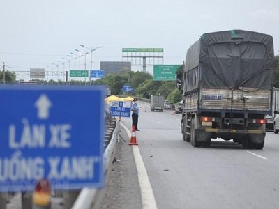 Các tuyến đường bộ, đường thủy là “luồng xanh” để phục vụ vận chuyển hàng hóa. (Ảnh: TTXVN).