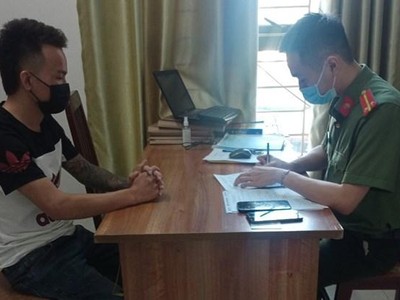 Công an thành phố Thanh Hóa lập biên bản vi phạm về hành vi đăng tải thông tin sai sự thật về dịch bệnh COVID-19 của Nguyễn Văn Luân. (Nguồn: Công an tỉnh Thanh Hóa)
