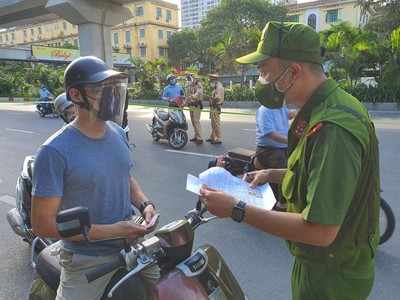 Kiểm soát chặt chẽ người ra đường không có lý do.