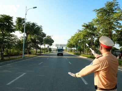 Lực lượng chức năng làm nhiệm vụ tại các chốt kiểm soát dịch tại Hà Nội.