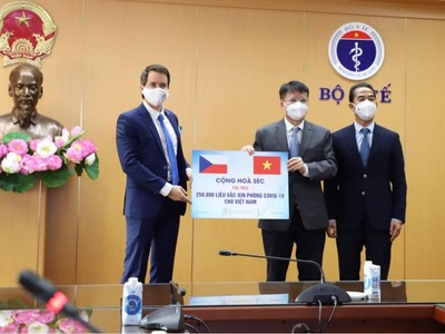 Việt Nam tiếp nhận hơn 250.000 liều vaccine COVID-19 do Séc trao tặng.
