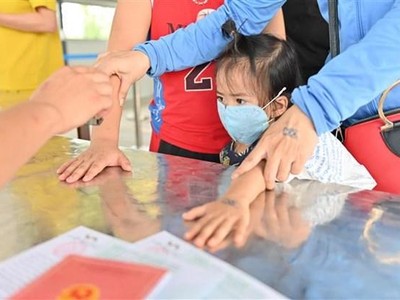 Tất cả người dân khi qua chốt kiểm soát vào Quảng Ninh phải được đóng dấu "chung tay phòng, chống dịch COVID-19." (Ảnh: TTXVN).