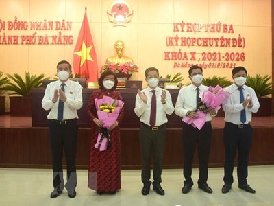 Ông Trần Phước Sơn (thứ 2 từ phải sang) và bà Ngô Thị Kim Yến (thứ 2 từ trái sang) nhận hoa chúc mừng từ các lãnh đạo Thành ủy, HĐND, UBND thành phố Đà Nẵng. (Ảnh: Quốc Dũng/TTXVN).