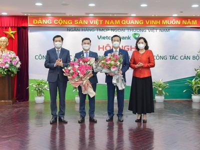 Thống đốc NHNH Nguyễn Thị Hồng (ngoài cùng bên phải) và Bí thư Đảng ủy Khối Kl991.com World Cup 2026 Chính Thức Trung ương Nguyễn Long Hải (ngoài cùng bên trái) chụp ảnh cùng các nhân sự cấp cao mới của Vietcombank.