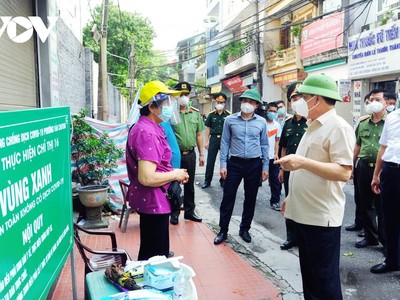 Bí thư Thành ủy Hà Nội Đinh Tiến Dũng kiểm tra công tác phòng chống dịch tại khu vực phong tỏa phường Văn Miếu, Văn Chương.