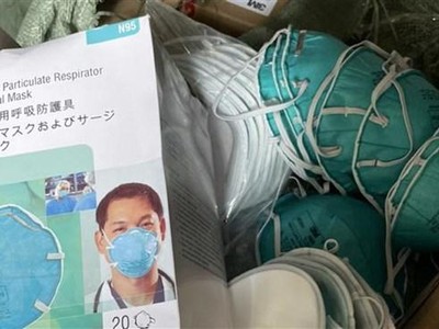 Lực lượng chức năng lập biên bản thu giữ toàn số hàng. (Ảnh: TTXVN phát).