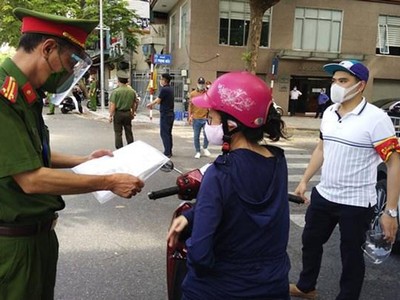 Công an thành phố Hà Nội cho biết đang dự kiến có 6 nhóm đối tượng được cấp Giấy đi đường. (Ảnh: TTXVN).