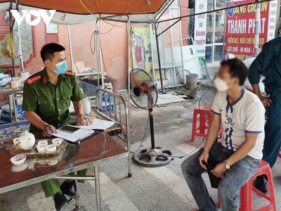 Công an thị xã Hoàng Mai làm việc với tài xế L.Đ.T.