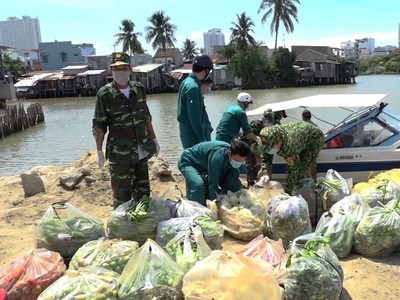Vận chuyển tiếp tế lương thực thực phẩm cho người dân cồn Ngọc Thảo, thành phố Nha Trang.