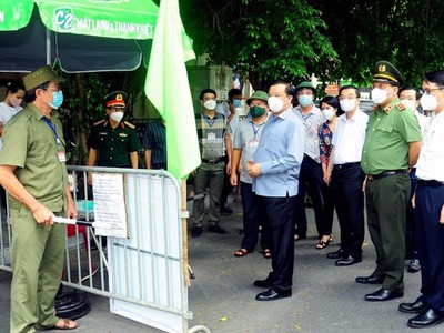 Bí thư Thành ủy Đinh Tiến Dũng, Chủ tịch UBND TP Chu Ngọc Anh kiểm tra công tác phòng, chống dịch Covid-19 tại đường Xuân Tảo (quận Bắc Từ Liêm).