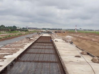 Công trường Dự án cải tạo, nâng cấp đường cất hạ cánh, đường lăn Cảng hàng không quốc tế Tân Sơn Nhất. (Ảnh: TTXVN phát)