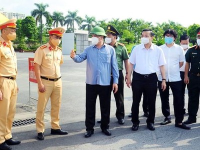 Bí thư Thành ủy Đinh Tiến Dũng kiểm tra công tác phòng, chống dịch COVID-19. (Ảnh: PV/Vietnam+).