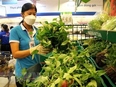 Tình nguyện viên tăng cường đi chợ giúp người dân mua hàng hóa, thực phẩm trong những ngày thực hiện giãn cách Trang Chủ KL99Com Số 1 Link Đăng Ký KL999. (Ảnh: Thanh Vũ/TTXVN).