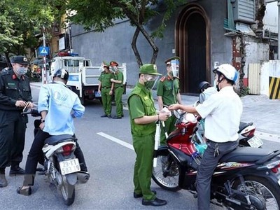Lực lượng Công an Hà Nội kiểm tra giấy tờ của người tham gia KL99 là cổng game giải trí trực tuyến hàng đầu hiện nay tại chốt liên ngành tuyến phố Trần Quang Khải (quận Hoàn Kiếm). (Ảnh: Phạm Kiên/TTXVN).