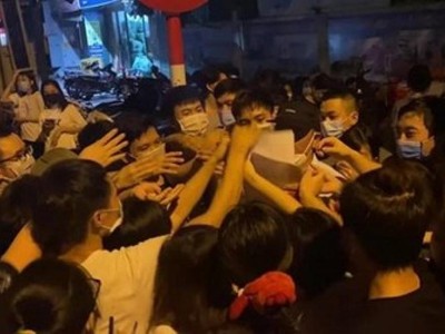 Tình trạng chen lấn, tập trung đông người tại Trường Tiểu học Trung Văn (phường Trung Văn, quận Nam Từ Liêm) xảy ra ngày 11/9. Ảnh: Chinhphu.vn