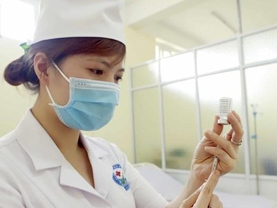 Chuẩn bị lấy vaccine phòng COVID-19 trước khi tiêm. (Ảnh: Hoàng Hùng/TTXVN).