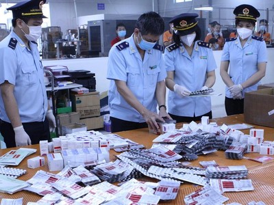 Hải quan thu giữ hơn 60.000 viên thuốc nhập lậu, được dùng trong điều trị COVID-19 như, Favipiravir Tablets 200 mg, Fabiflu 400 mg, Baricitinib, Molnupiravir Capsules… (Ảnh: Vietnam+).
