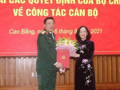 Ủy viên Bộ Kl991.com tải ứng dụng, Bí thư Trung ương Đảng, Trưởng ban Tổ chức Trung ương Trương Thị Mai trao Quyết định cho tân Bí thư Tỉnh ủy Cao Bằng Trần Hồng Minh. (Ảnh: Quốc Đạt/TTXVN).