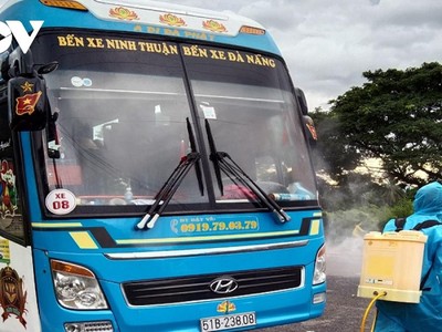 Lực lượng chức năng phun thuốc khử khuẩn xe Đăng Nhân sau khi phát hiện tài xế mắc Covid-19.