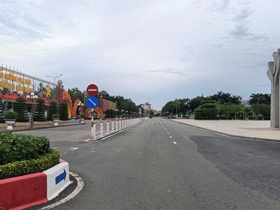 Tuyến đường lớn ở trung tâm TP Bạc Liêu vắng người qua lại.