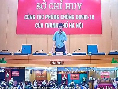 Ông Dương Đức Tuấn, Phó Chủ tịch UBND thành phố Hà Nội họp với các đơn vị về công tác phòng, chống COVID-19. (Ảnh: PV/Vietnam+).