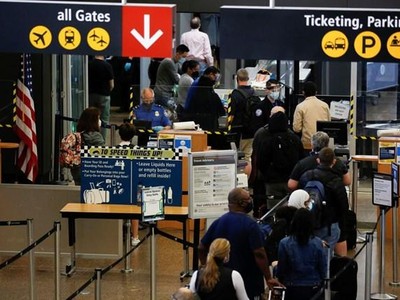 Du khách làm thủ tục tại Sân bay Quốc tế Seattle-Tacoma ở SeaTac, Washington, Mỹ ngày 12/4. (Nguồn: Reuters).