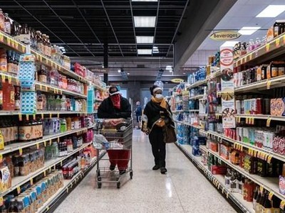 Người dân Mỹ mua sắm ở siêu thị. (Nguồn: Reuters).
