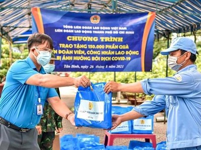 Trao tặng quà cho công nhân lao động gặp khó khăn do COVID-19. (Ảnh: Thanh Vũ/TTXVN).