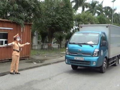 Lực lượng chức năng tỉnh Ninh Bình kiểm soát chặt chẽ các phương tiện vào tỉnh để phòng chống Covid-19.