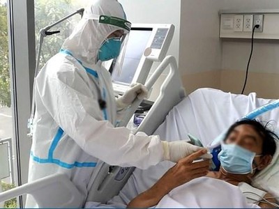 Nhân viên y tế chăm sóc cho bệnh nhân mắc COVID-19. (Ảnh: PV/Vietnam+).