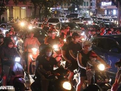 Người dân ùn ùn kéo lên bờ hồ Hoàn Kiếm (TP Hà Nội) trong đêm Trung thu.